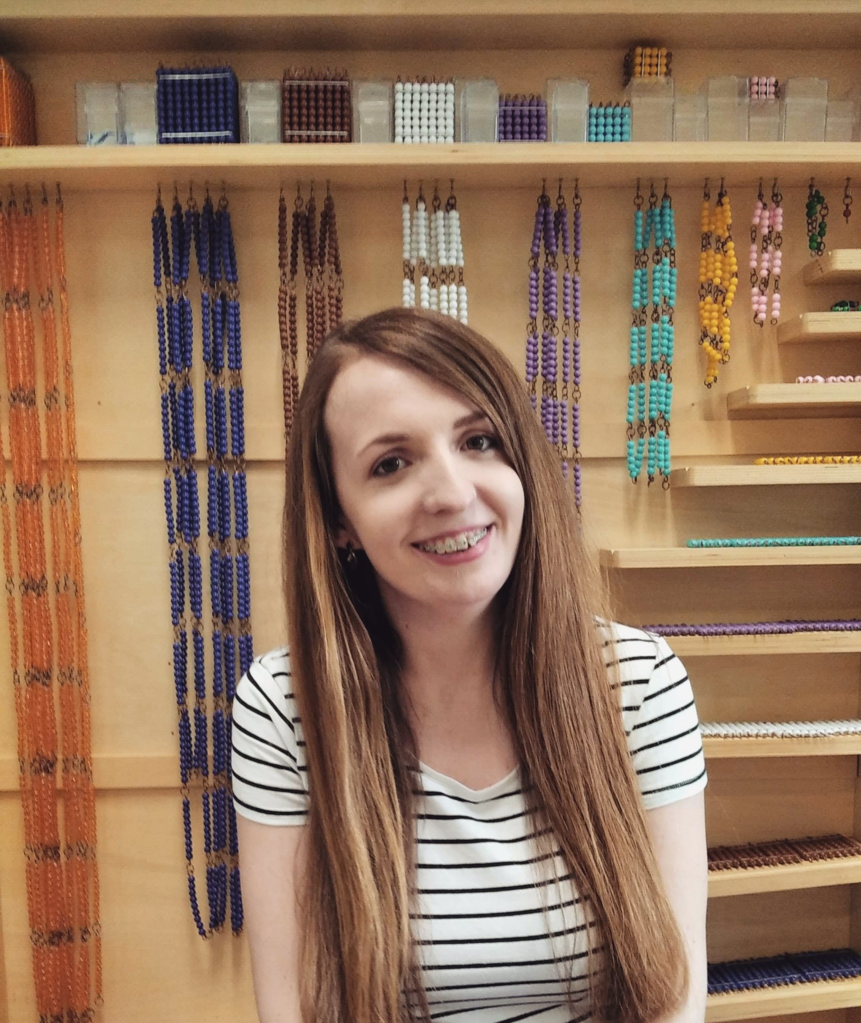 Ewa Reichel przy pomocach matematycznych Montessori