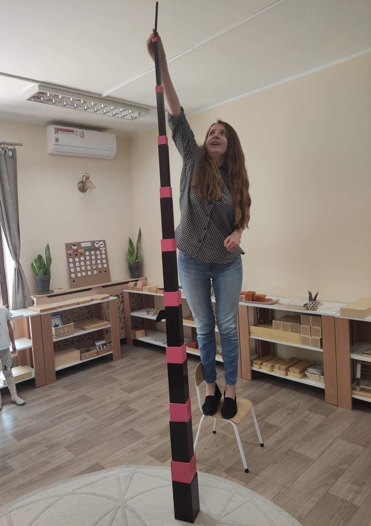 Ewa Reichel z wysoką wieżą z pomocy Montessori